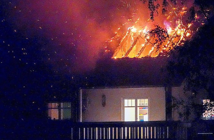 Flammen schlagen in den Nachthimmel: Wohnhaus auf dem Gestüt Kaiserhof in Willstätt gerät in Brand