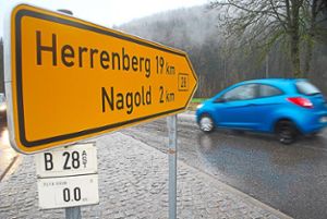 Ein Schild, das es so nicht mehr geben dürfte: Die Straße zwischen Nagold und Rohrdorf ist nominell nicht mehr die B 28, sondern die L 362. Foto: Bernklau