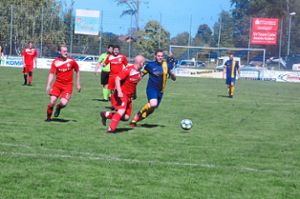 Die Spvgg Oberschwandorf (rote Trikots) konnte sich zuletzt mit 2:0 Toren beim FC Altburg II durchsetzen und geht als Tabellenfünfter ins Spiel gegen den VfL Stammheim II. Foto: Stark