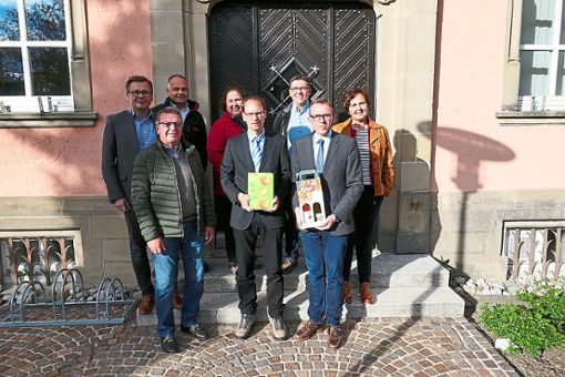 Bürgermeister Torben Dorn bedankte sich bei Landrat Sven Hinterseh mit dem Dauchinger Apfelsaft sowie einem Erdbeernektar und Gewürztramininer. Foto: Gemeinde Foto: Schwarzwälder Bote