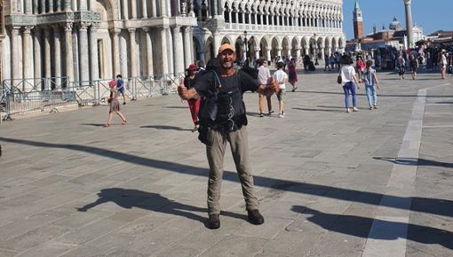 Nach mehr als 700 Kilometern in 31 Tagen zu Fuß ist Jürgen Bartelt auf den Markusplatz in Venedig angekommen. Foto: Bartelt