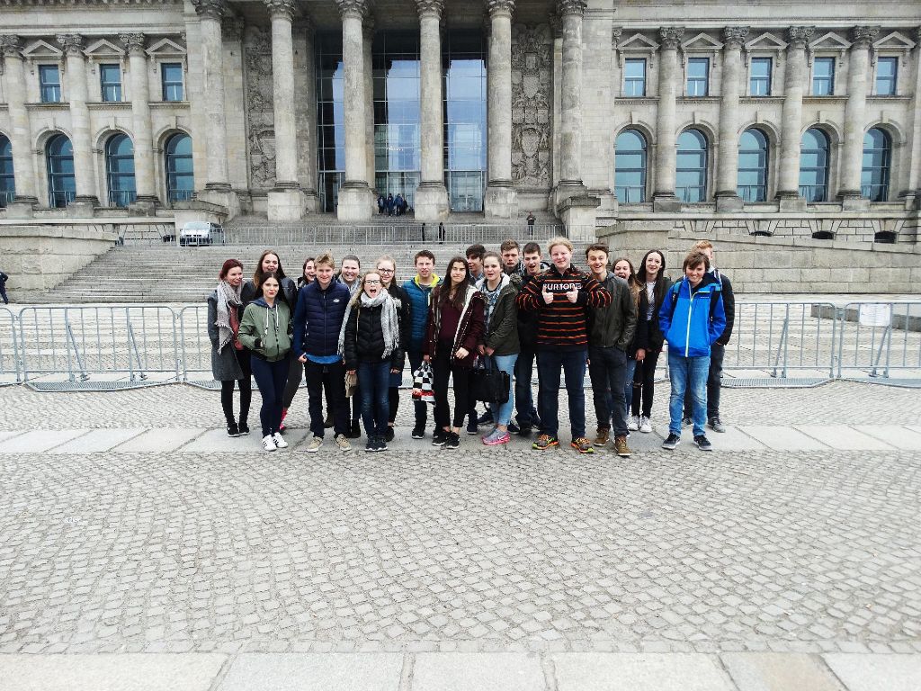 Pflichtprogramm in Berlin: Die Klasse 10A hat den Reichstag sowie Kanzlerin Merkel und Papst Johannes Paul II. im Wachsfigurenkabinett besucht.
