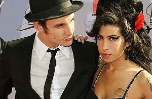 Noch trägt Amy Winehouse den Namen ihres Ex-Mannes Blake über dem Herzen. Foto: dpa