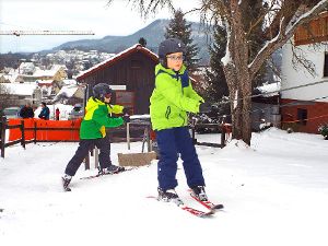 Bügel anvisieren und zupacken – damit hatten die rund 20 Kinder am Junginger Skilift gestern keine Probleme.  Foto: Zahner Foto: Schwarzwälder-Bote