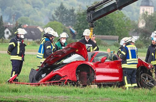 Am Lahrer Flugplatz hat sich am Sonntagmorgen ein Ferrari mehrfach überschlagen. Foto: Christina Häußler / Einsatz-Report24