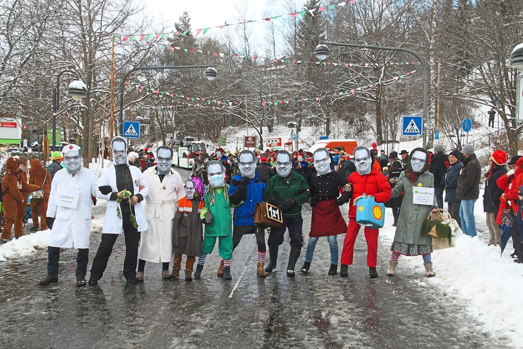 Die Breitbrunner Bewohner haben sich alle als Bürgermeister Andreas Braun verkleidet.  Fotos: Schimkat