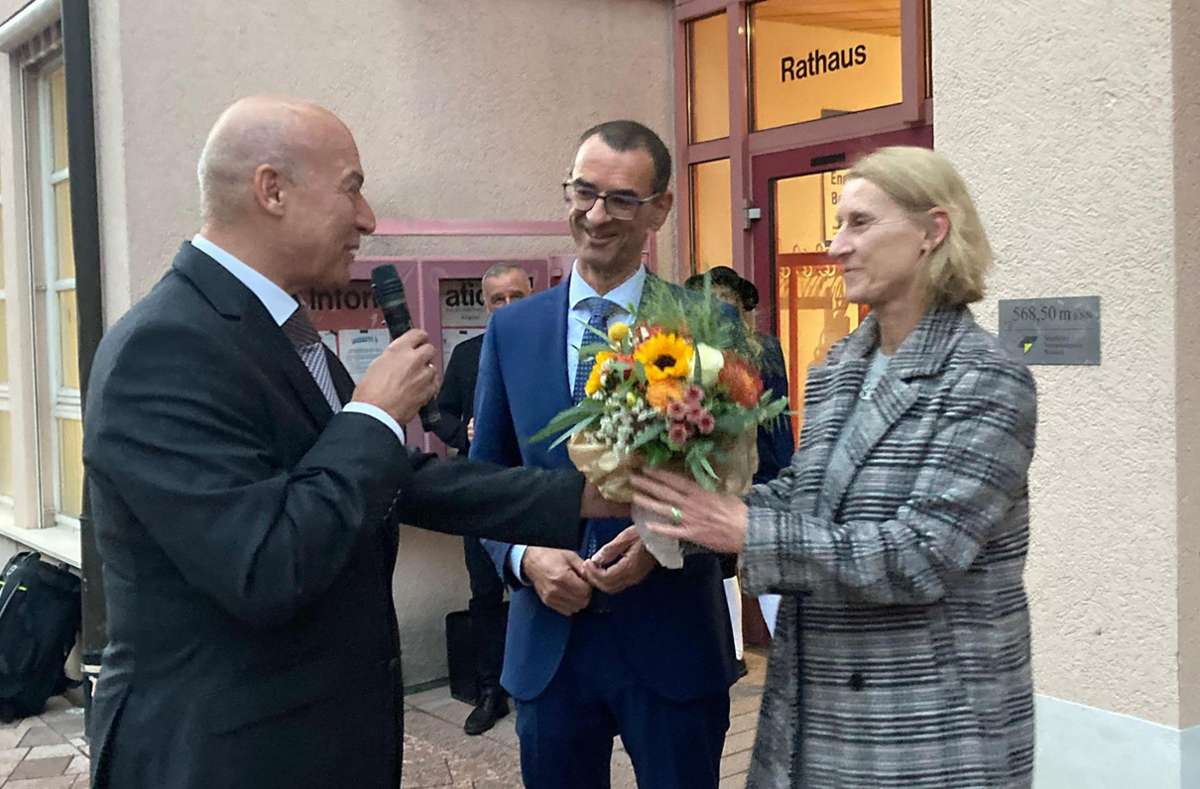 Norbert Swoboda (links) gratuliert Jürgen Leichtle und seiner Lebensgefährtin, Martina Obert, zum Wahlsieg. Foto: Dold