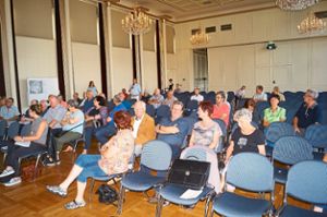 Lediglich 60 Besucher kamen zur Bürgerversammlung ins Schömberger Kurhaus. Foto: Krokauer Foto: Schwarzwälder-Bote