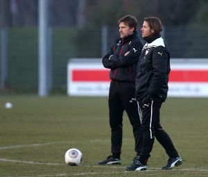 VfB-Trainer Schneider ist voll des Lobes für Wolfsburgs Trainer Hecking. Foto: Pressefoto Baumann