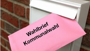 Ein Brief mit dem Titel „Wahlbrief Kommunalwahl“ steckt in einem weißen Briefkasten. Foto: KrischiMeier - stock.adobe.com/Krischi Meier