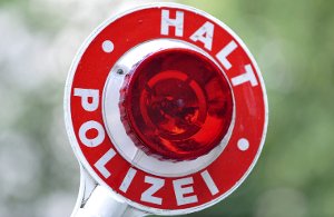 Mit roter Kelle bei der Verkehrskontrolle: Für viele ist Polizist ein Traumberuf. Foto: Frank Leonhardt Foto: (dpa)
