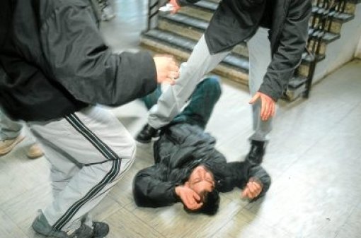 Die Jugendlichen traten noch weiter auf den Mann ein, als dieser bereits am Boden lag. (Symbolfoto) Foto: sb