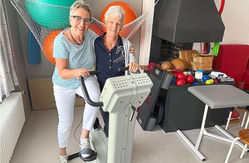 Die Schonacher Physiotherapeutin Karin Binkert-Hörmann (links) und ihre langjährige Mitarbeiterin Silvia Jäger aus Furtwangen gingen gemeinsam in den Ruhestand. Foto: Börsig-Kienzler