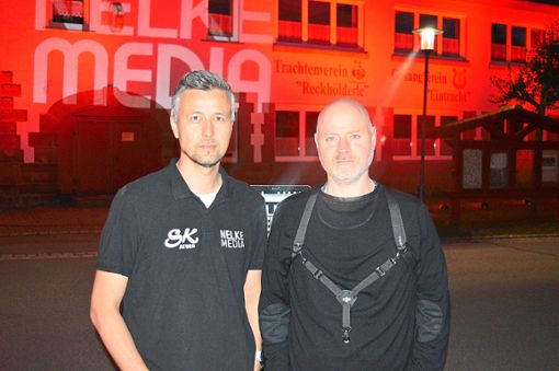 Rot illuminiert präsentiert sich die Kulturfabrik in Niedereschach. Die beiden Niedereschacher Carsten Nelke (links) und Bernd Blum nehmen an der Aktion Night of Light teil.  Foto: Bantle Foto: Schwarzwälder Bote