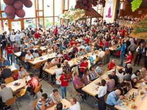 Kaum ein freies Plätzchen gibt es beim Musikverein, der an zwei Tagen sein traditionelles Weinfest feiert.  Fotos: Hölsch Foto: Schwarzwälder Bote