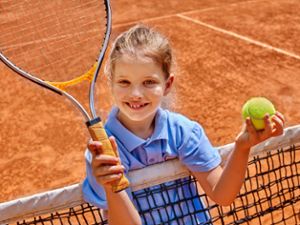 Am 6. August können sich Kinder im Tennisspielen versuchen.   Symbol-Foto: © Gennadiy Poznyakov – stock.adobe.com Foto: Schwarzwälder Bote