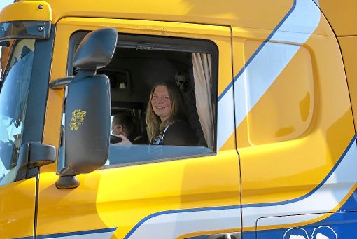 Probesitzen an einem für Frauen recht ungewohnten Arbeitsplatz: hinterm Steuer eines Lastwagens. Foto: Schuon Foto: Schwarzwälder-Bote