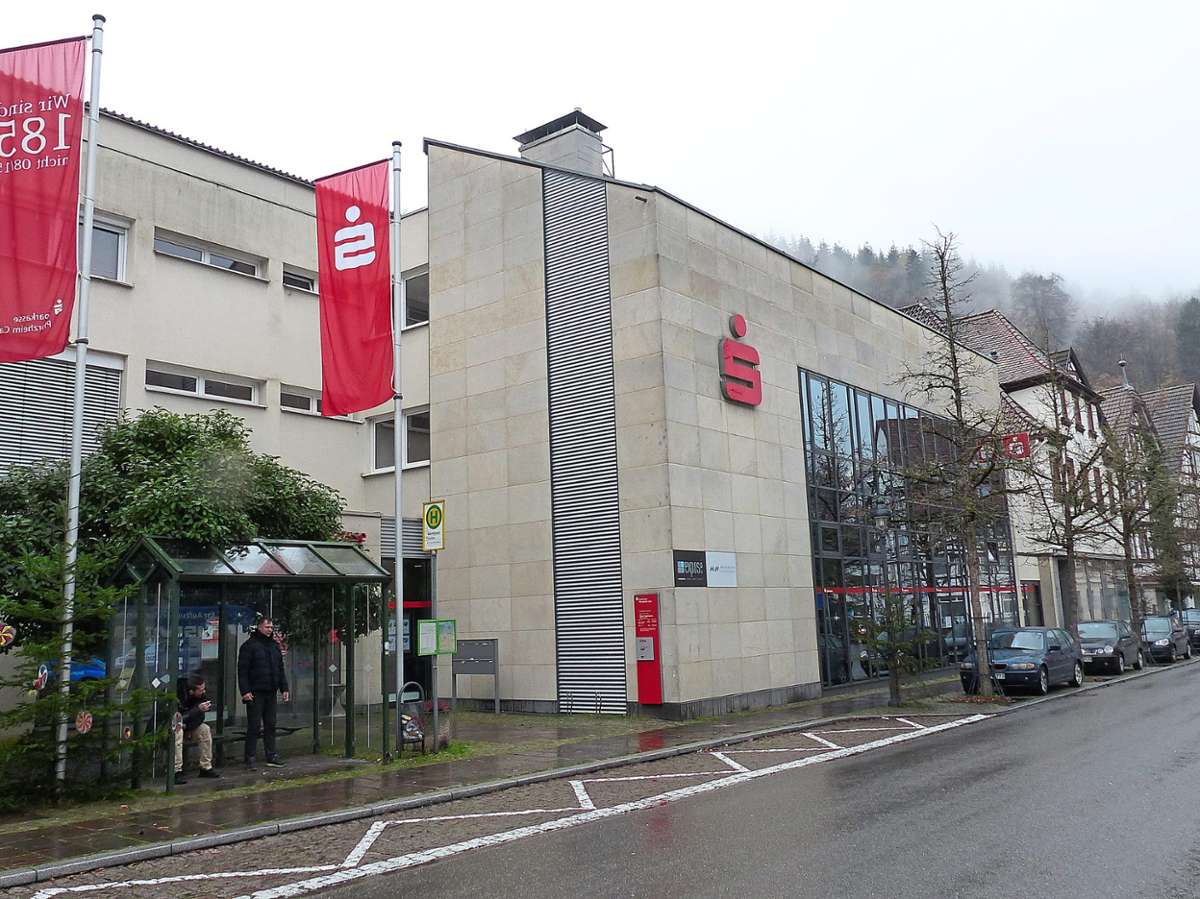 Den Kauf der alten Sparkassen-Immobilie erwägt Neuenbürgs Stadtverwaltung bereits.