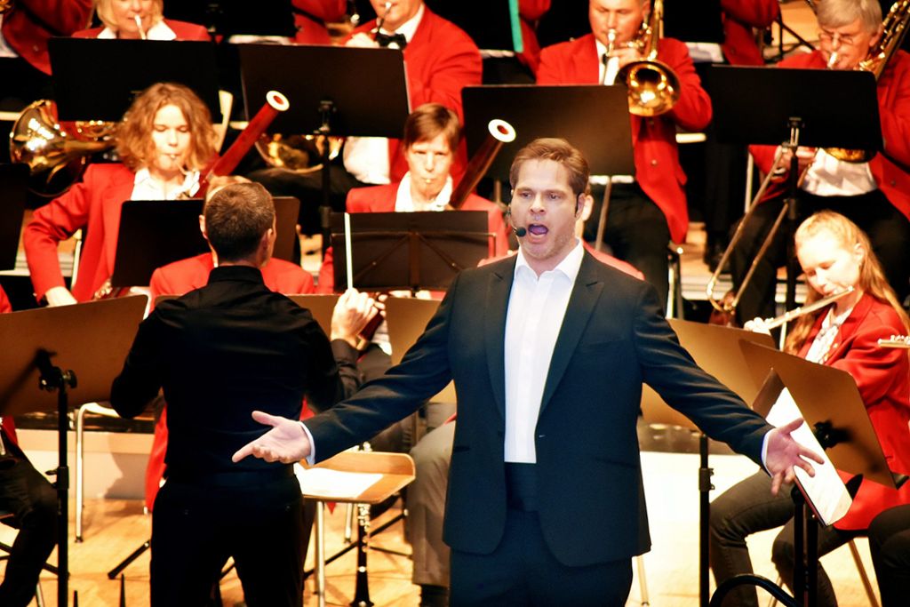 Gunnar Schierreich performte leidenschaftlich bekannte Stücke von Verdi und Puccini und begeisterte das Publikum.