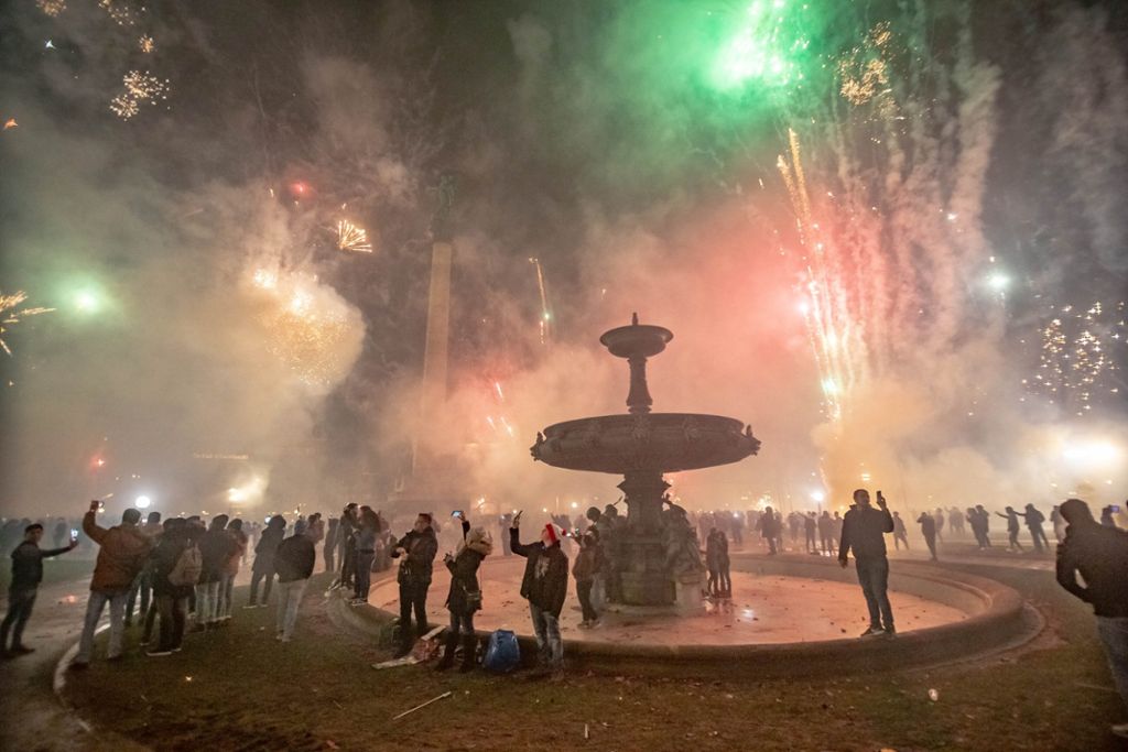 Tausende Menschen feierten auf dem Schlossplatz in Stuttgart ins Neue Jahr. Foto: Lichtgut/Julian Rettig