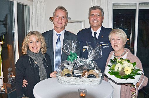 Reinhard Renter (zweiter von rechts) freute sich über die Glückwünsche von Bürgermeister Henry Heller und Ehefrau Renate (links). Ganz rechts Renters Frau Sabine.  Foto: Bauer
