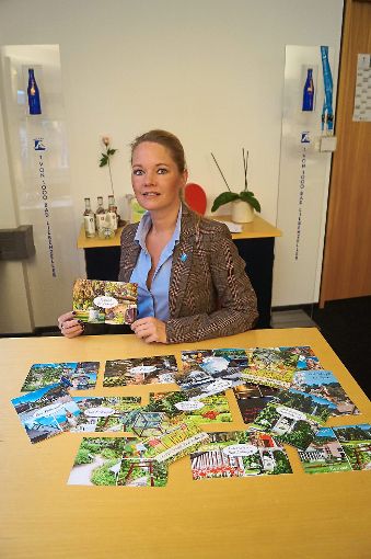 Kerstin Weiss freut sich über die neuen Postkarten mit Motiven von Bad Liebenzell.  Foto: Krokauer Foto: Schwarzwälder-Bote