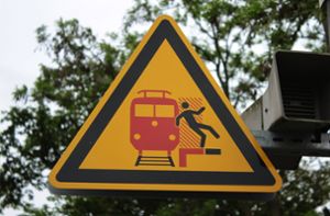 Der 23-Jährige missachtete das Warnschild „Zug kommt – weg von der Bordsteinkante“. (Symbolbild) Foto: imago/Rech/imago stock&people