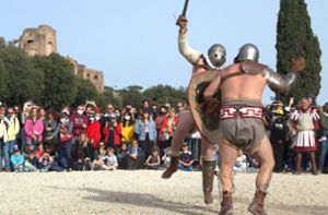 Gladiatoren sind ein beliebtes Fotomotiv in Rom. (Symbolbild) pressungKolosseum Foto: IMAGO/Pacific Press Agency/Patrizia Cortellessa