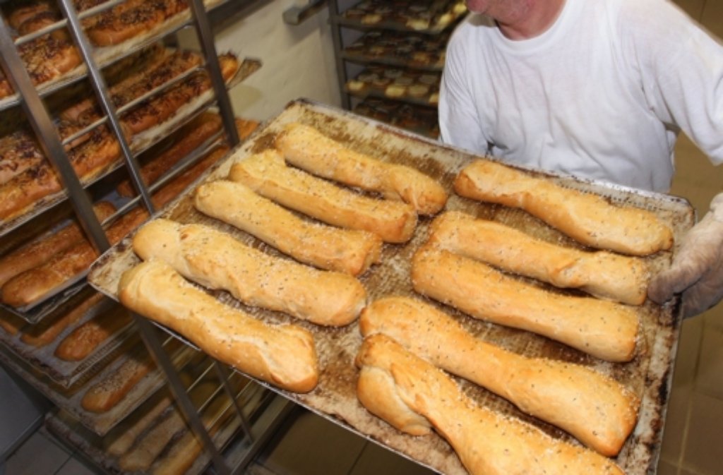 Viele Bäcker müssen bereits kleiner Brötchen backen. Der Rückgang der Kunden gefährdet ihre Zukunft. Foto: dpa