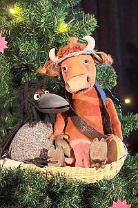 Mama Muh und die Krähe feiern Weihnachten im Gästetreff Remsbach.  Foto: Zauberbühne Foto: Schwarzwälder-Bote