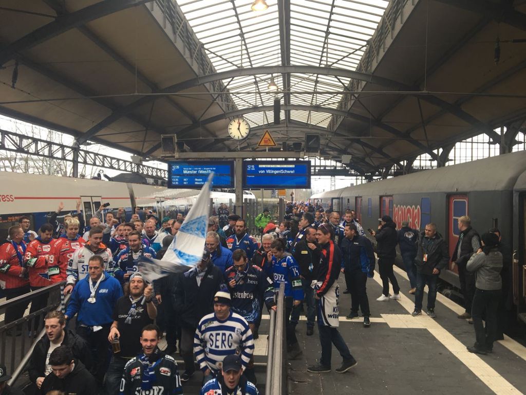 Lautstark machten die Wild-Wings-Fans bei der Ankunft am Krefelder Bahnhof auf sich aufmerksam.