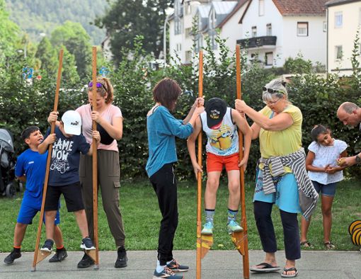 Die Teilnehmer beim Teamsporttag auf dem Riedbrunnen-Bolzplatz hatten  beim Stelzenlaufen und den vielen anderen Disziplinen großen Spaß. Foto: Priestersbach