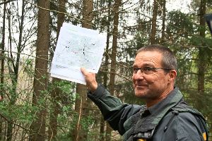 Revierförster Johannes  Moch erläutert an der Barbarahalde, was es mit  Habitatbaumgruppen auf sich hat, und wo sie geplant sind. Foto: Danner Foto: Schwarzwälder-Bote
