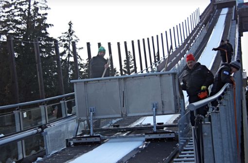 Seit dem Wochenende arbeiten die ehrenamtlichen Helfer des Skiclubs Schonach an den Sportanlagen wie hier am  Anlauf der Langenwald-Sprungschanze. Foto: Eberl