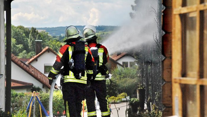 Thuja-Hecke in Frommern steht plötzlich in Flammen