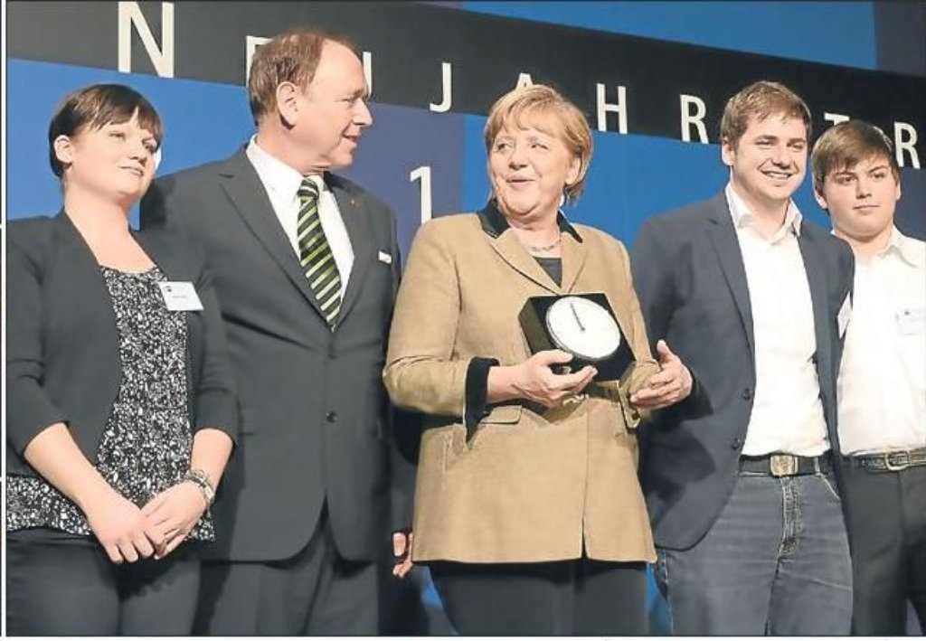 IHK-Präsident Dieter Teufel bedankte sich bei der Kanzlerin mit einer Junghans-Uhr des Schweizer Designers Max Bill. Er hofft, dass diese in einem ihrer Büros Platz findet.