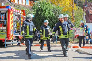 Eine schwierige Aufgabe stellte sich der Feuerwehr Bad Imnau bei ihrer Jahreshauptübung: Ein Schwelbrand schloss fünf Personen im alten Rathaus in der Kurstraße ein.  Foto: Haid Foto: Schwarzwälder Bote