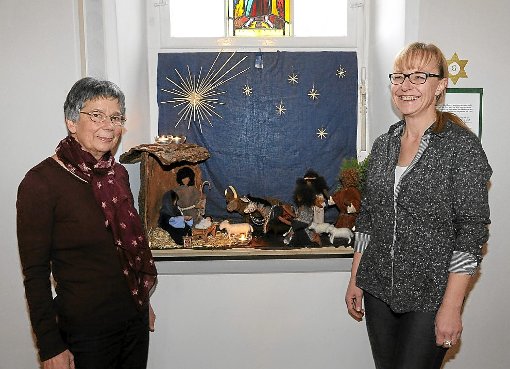 Die Weihnachtsgeschichte erzählen Margrit Herbster (links) und Anouschka Hornberger (rechts) lebendig mit ihren Egli-Figuren, die in der Christuskirche Tumlingen-Hörschweiler ausgestellt sind. Foto: Maier Foto: Schwarzwälder-Bote
