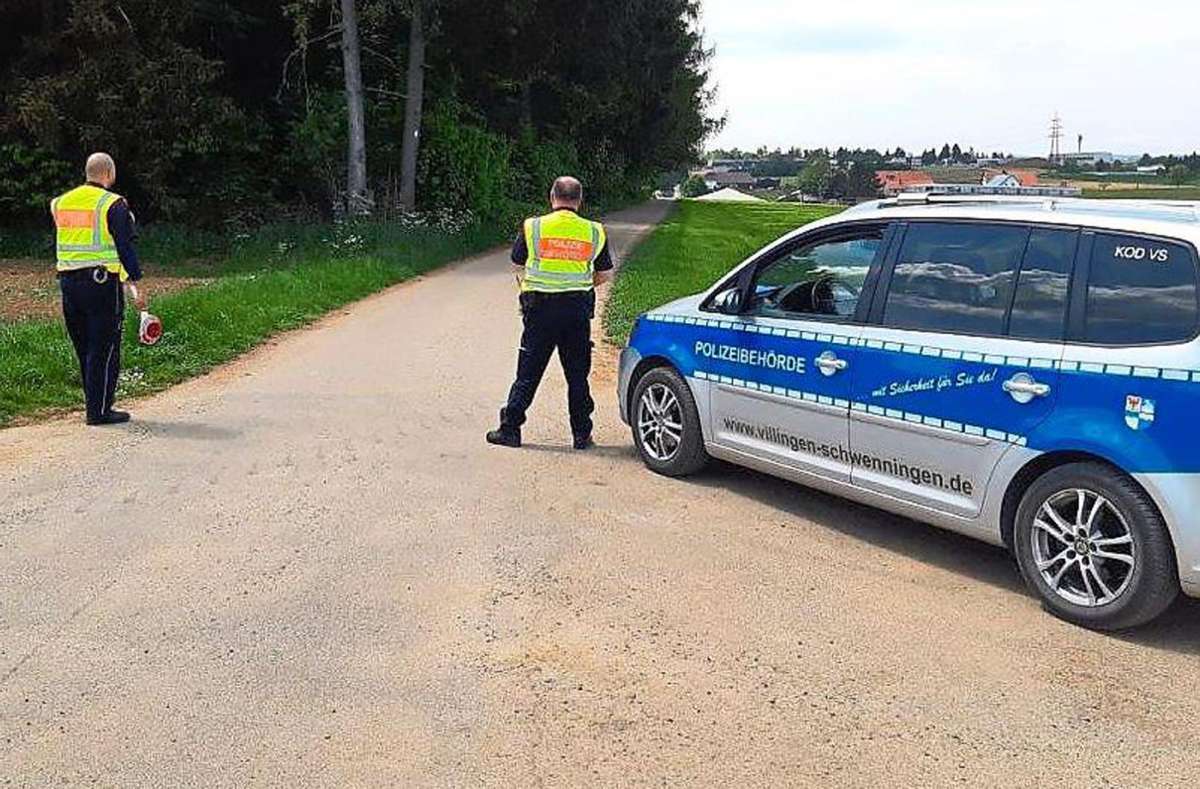 Mitarbeiter des Kommunalen Ordnungsdienstes der Stadt Villingen-Schwenningen kontrollieren die Feldwege, die von Verkehrsteilnehmern als Schleichwege missbraucht werden.