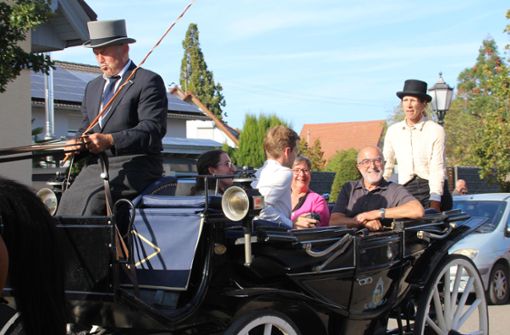 Nach dem Gottesdienst  wurde Pfarrer Heinz Adler mit seiner Familie in einer Kutsche zur Festhalle gefahren. Foto: Lehmann