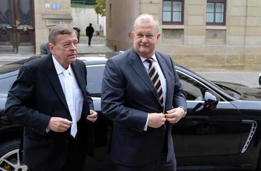 Der ehemalige Porsche-Chef Wendelin Wiedeking (rechts) mit seinem Anwalt Hanns Feigen. Foto: dpa