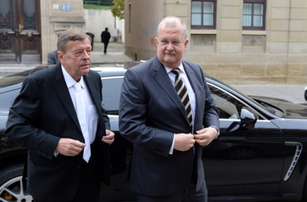 Der ehemalige Porsche-Chef Wendelin Wiedeking (rechts) mit seinem Anwalt Hanns Feigen. Foto: dpa
