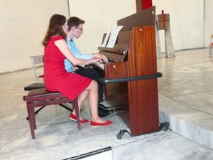 Am Klavier überzeugen Elisabeth Scharklin und Michael Braunger in Heilig Geist mit ihrem Spiel. Foto: Groh Foto: Schwarzwälder Bote