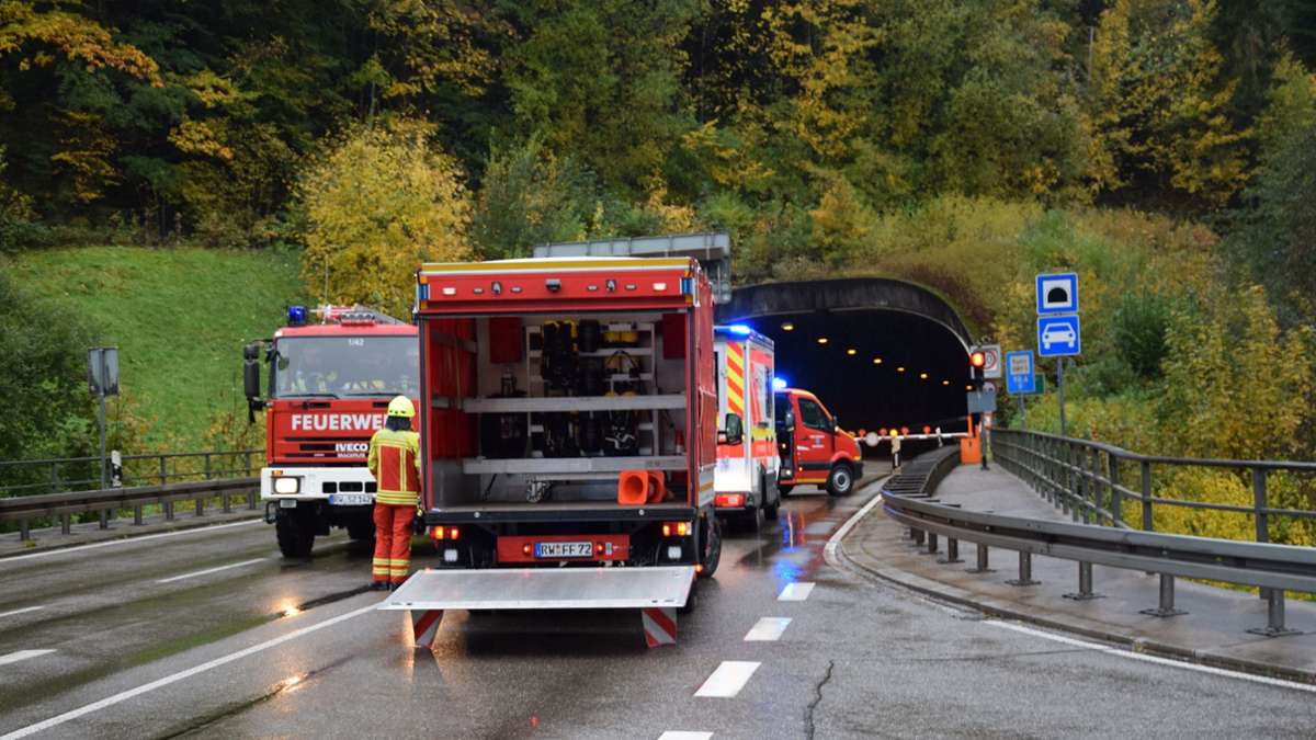 Kirchbergtunnel gesperrt: Brandmeldeanlage löst aus – Verkehr muss halbe Stunde durch Schiltach