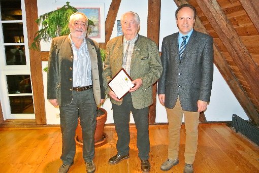 Bei der Verleihung der Ehrennadel (von links):  Richard Koch, Waldfried Bier und Bürgermeister Gerhard Müller.  Foto: Braun Foto: Schwarzwälder-Bote