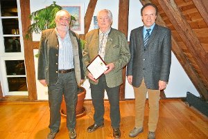 Bei der Verleihung der Ehrennadel (von links):  Richard Koch, Waldfried Bier und Bürgermeister Gerhard Müller.  Foto: Braun Foto: Schwarzwälder-Bote
