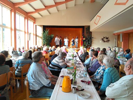 Ein unterhaltsames Programm wurde den Senioren beim jüngsten Seniorentreff geboten.  Foto: Steeb Foto: Schwarzwälder Bote