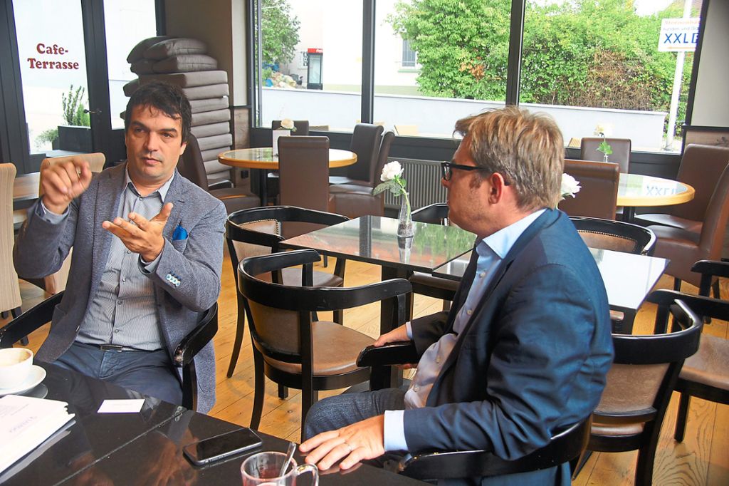 Startup-Gründer Alexander Feldberger (links) diskutierte angeregt mit dem SPD-Abgeordneten Martin Rosemann.    Foto: Rapthel-Kieser Foto: Schwarzwälder Bote