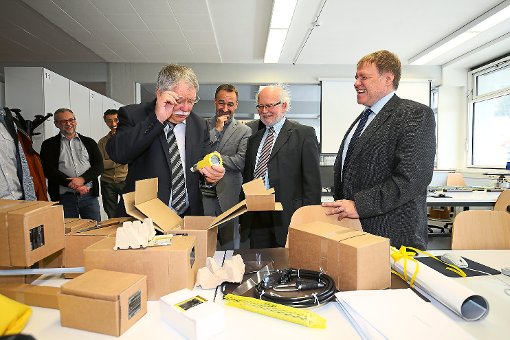 Dekan Manfred Kühne (von links) nimmt genau unter die Lupe, was Vega-Prokurist Timo Hodapp mitgebracht hat. Auch  Rektor Rolf Schofer und  Robert Hönl (rechts) freuen sich. Foto: Eich Foto: Schwarzwälder-Bote
