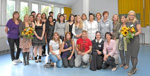 Die Absolventen feiern gemeinsam mit den Schulleiterinnen, Ärzten und Pflegekräften ihren erfolgreichen Abschluss. Foto: Privat Foto: Schwarzwälder-Bote